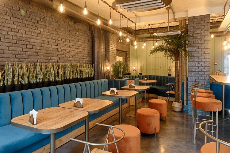 wnetrze-restauracji-nowoczesny-design-w-kilku-kolorach-pomaranczowym-i-niebieskim.png