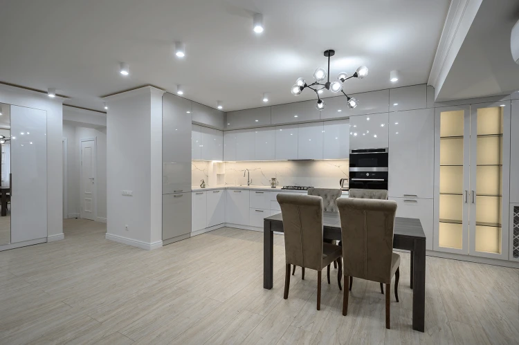 wnetrze-nowej-przestronnej-bialej-kuchni-po-remoncie-w-apartamentach-typu-studio.png