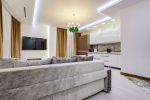 minsk-bialorus-pazdziernik-2020-wnetrze-nowoczesnego-pokoju-goscinnego-w-apartamentach-typu-studio-lub-hotelu-z-sofami-fot.png